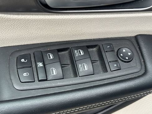 Used 2023 Chrysler Pacifica Touring-L FWD image 11