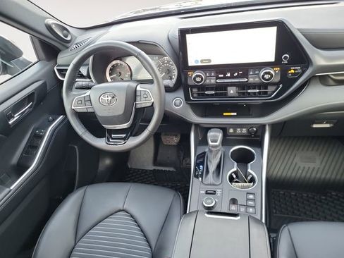 Used 2024 Toyota Highlander XLE image 12