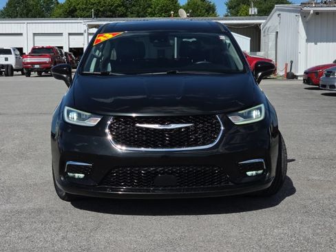 Certified 2023 Chrysler Pacifica Touring-L FWD image 2
