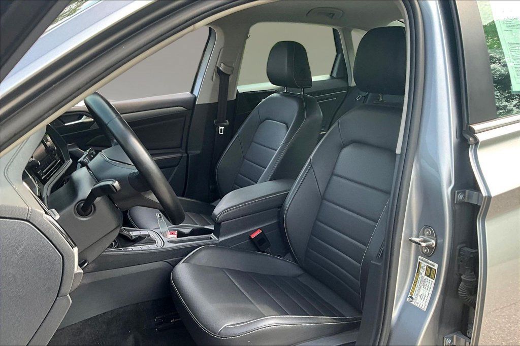 Used 2024 Volkswagen Jetta SE FWD image 19