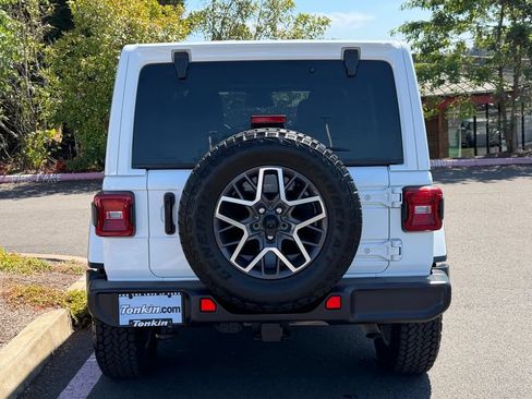 Used 2024 Jeep Wrangler Unlimited Sahara AWD/4WD image 6