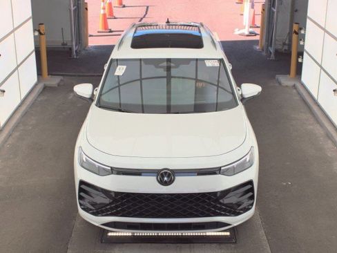 Used 2025 Volkswagen Tiguan SEL R-Line image 2