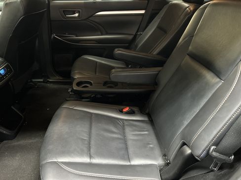 Used 2019 Toyota Highlander XLE FWD image 9