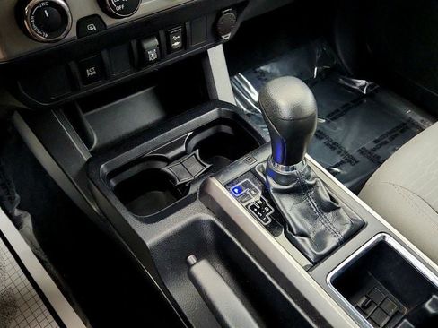 Used 2019 Toyota Tacoma SR5 AWD/4WD image 15