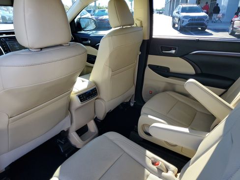 Used 2016 Toyota Highlander Limited Platinum image 10