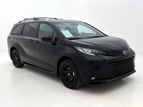 Used 2025 Toyota Sienna XLE Woodland Edition image 2