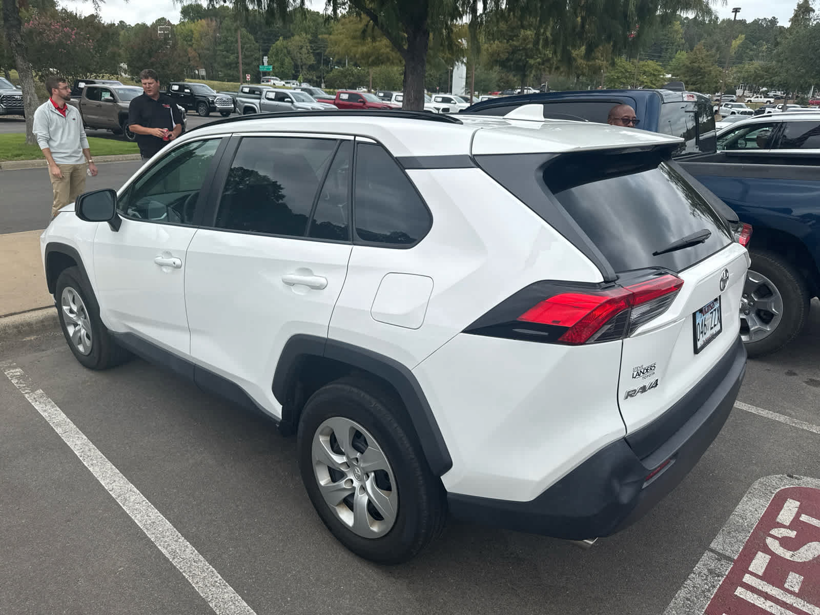 Used 2021 Toyota RAV4 LE FWD image 3