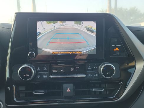 Used 2024 Toyota Highlander LE image 27