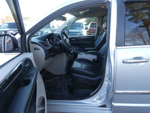 Used 2011 Chrysler Town & Country Touring-L w/ Entertainment Group #2 image 12