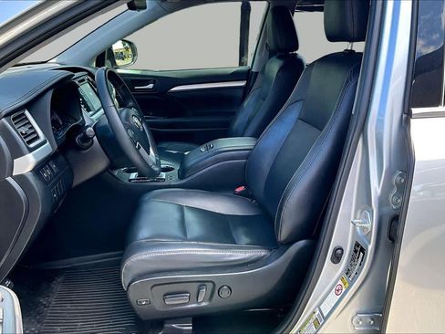 Used 2019 Toyota Highlander XLE FWD image 8