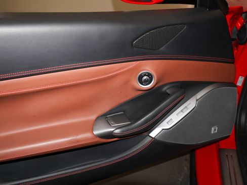 Used 2019 Ferrari Portofino RWD image 19