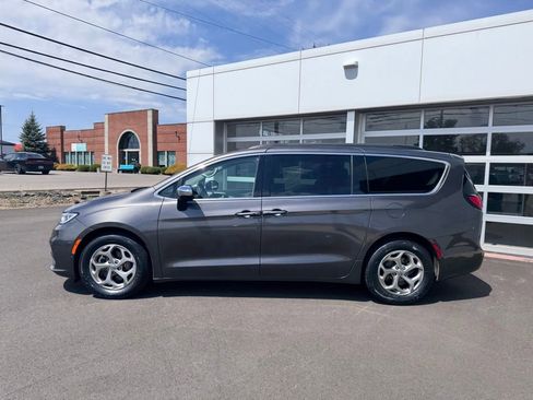 Used 2023 Chrysler Pacifica Limited FWD image 2