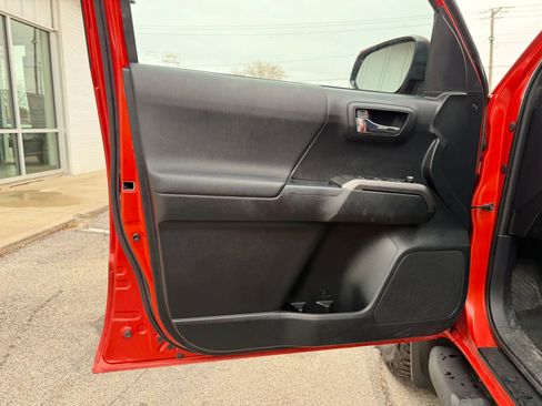 Used 2017 Toyota Tacoma TRD Sport w/ Exterior Package image 19