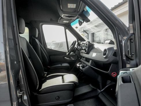 Used 2025 Mercedes-Benz Sprinter 2500 image 22