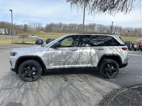 New 2025 Jeep Grand Cherokee Altitude image 7