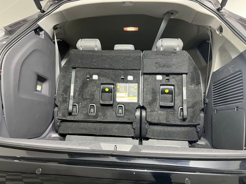 Used 2023 Toyota Sienna Limited image 28