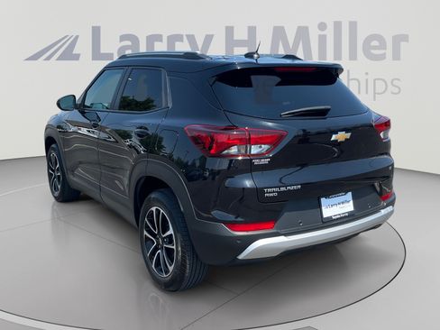 Used 2025 Chevrolet TrailBlazer LT w/ Convenience Package AWD/4WD image 3