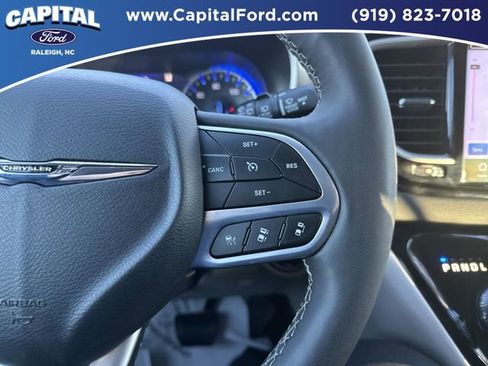 Used 2024 Chrysler Pacifica Touring-L image 22