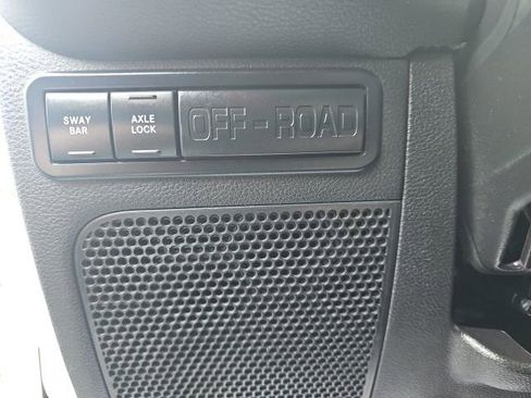 Used 2017 Jeep Wrangler Unlimited Rubicon w/ Connectivity Group image 18