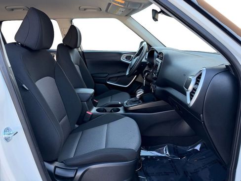 Used 2025 Kia Soul LX w/ LX Technology Package FWD image 17