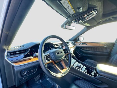 Used 2022 Jeep Grand Cherokee Summit image 8