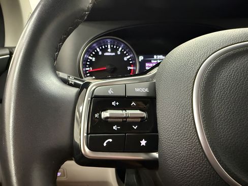 Used 2024 Kia Carnival LX FWD image 19