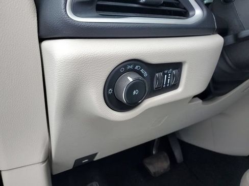 Used 2024 Chrysler Pacifica Touring-L FWD image 9