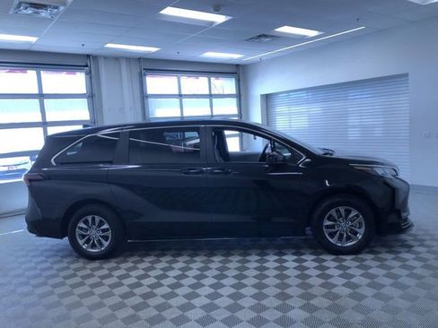 Certified 2025 Toyota Sienna LE image 35