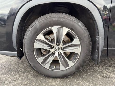 Used 2021 Toyota Highlander XLE image 32
