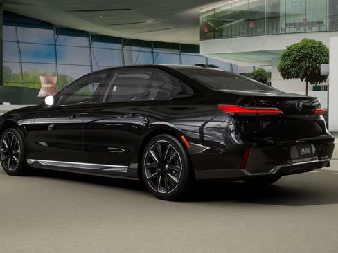 Used 2026 BMW 750e xDrive w/ Executive Package image 28