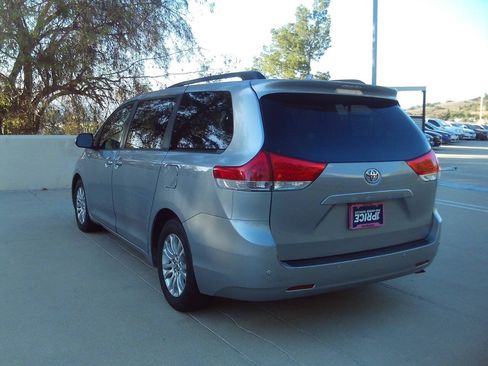 Used 2012 Toyota Sienna XLE w/ Premium Pkg FWD image 6