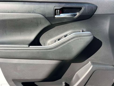 Used 2022 Toyota Highlander XLE image 17