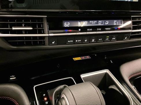 Used 2025 Toyota Sienna XSE FWD image 31