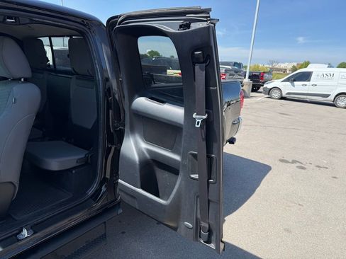 Used 2022 Toyota Tacoma SR5 w/ SR5 Appearance Package (SM) image 8