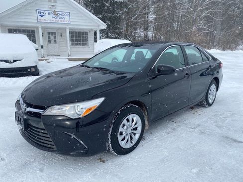 Used 2017 Toyota Camry LE image 38