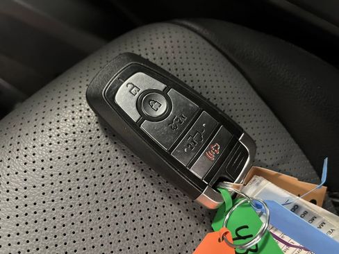 Used 2022 Ford F150 Lightning Lariat image 29