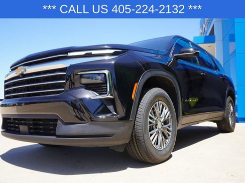 Used 2025 Chevrolet Traverse LT FWD image 4