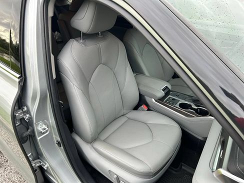Used 2024 Toyota Highlander Limited FWD image 16