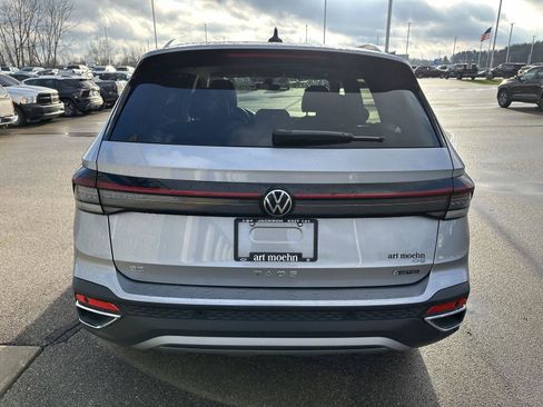 Used 2025 Volkswagen Taos SE AWD/4WD image 4