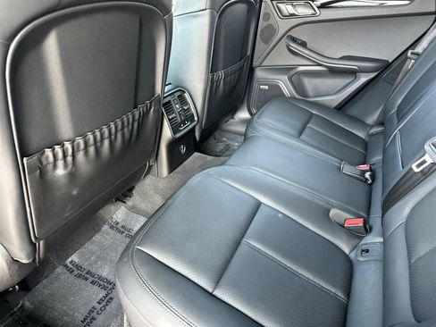 Certified 2025 Porsche Macan AWD/4WD image 13