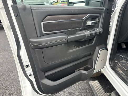 New 2026 RAM 2500 Laramie AWD/4WD image 17