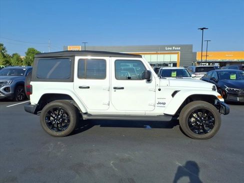 Used 2022 Jeep Wrangler Unlimited Sahara w/ Cold Weather Group image 27