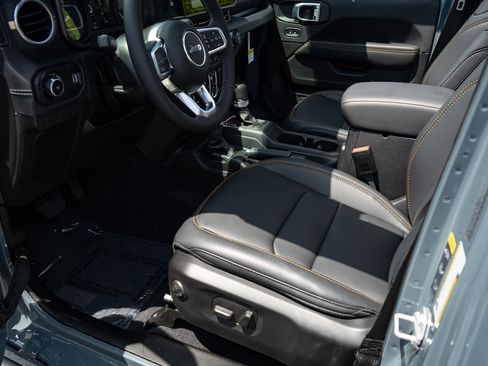 New 2026 Jeep Wrangler Unlimited Sahara AWD/4WD image 18