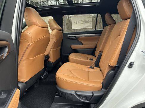 New 2026 Toyota Highlander Platinum image 34