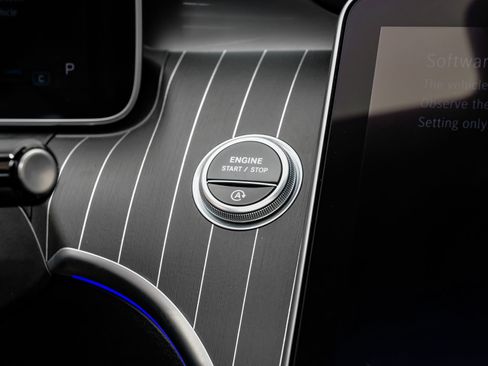 Used 2025 Mercedes-Benz C 300 4MATIC Sedan image 25