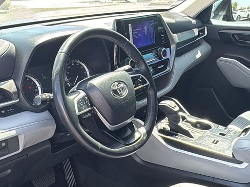 Used 2023 Toyota Highlander LE FWD image 24