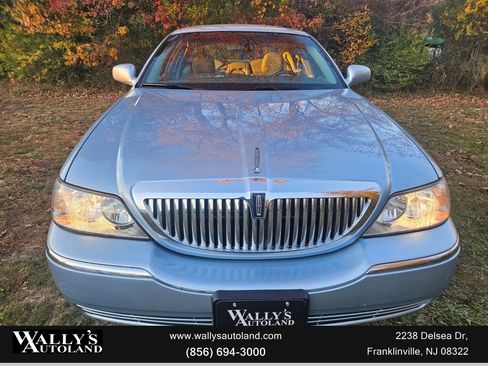 Used 2009 Lincoln Town Car Signature Limited image 3