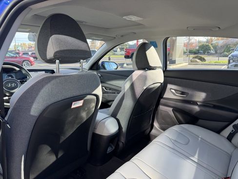 Certified 2025 Hyundai Elantra Limited image 29