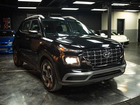 Used 2021 Hyundai Venue SEL FWD image 5