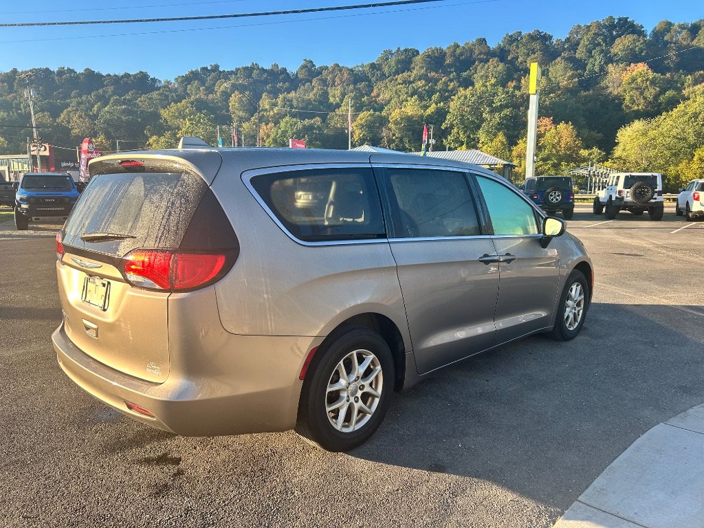 Used 2017 Chrysler Pacifica LX FWD image 3